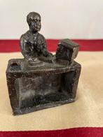 Bronzen beeldje man achter computer, Antiek en Kunst, Minder dan 20 cm, Ophalen of Verzenden, Brons, Beeld