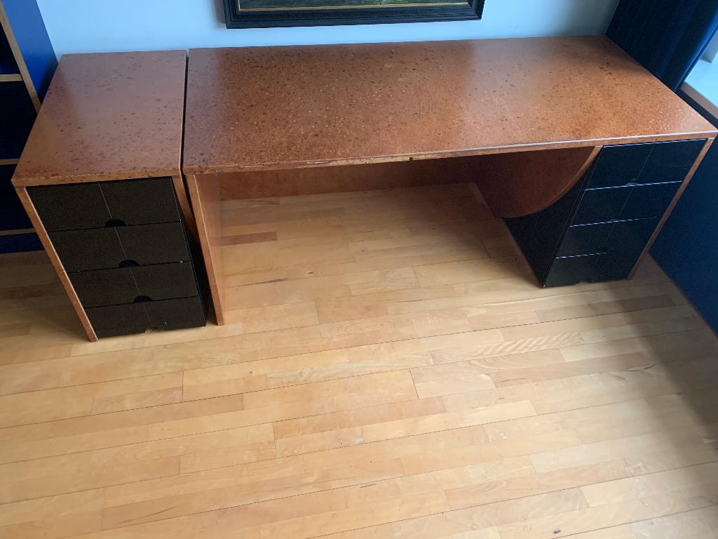 Fraai en massief bureau met twee ladenblokken, Huis en Inrichting, Bureaus, Ophalen, Zo goed als nieuw