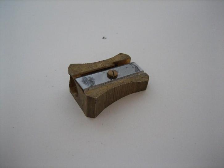 Vintage Brass Triangular Pencil Sharpener, Verzamelen, Pennenverzamelingen, Zo goed als nieuw, Overige typen, Overige merken, Ophalen of Verzenden