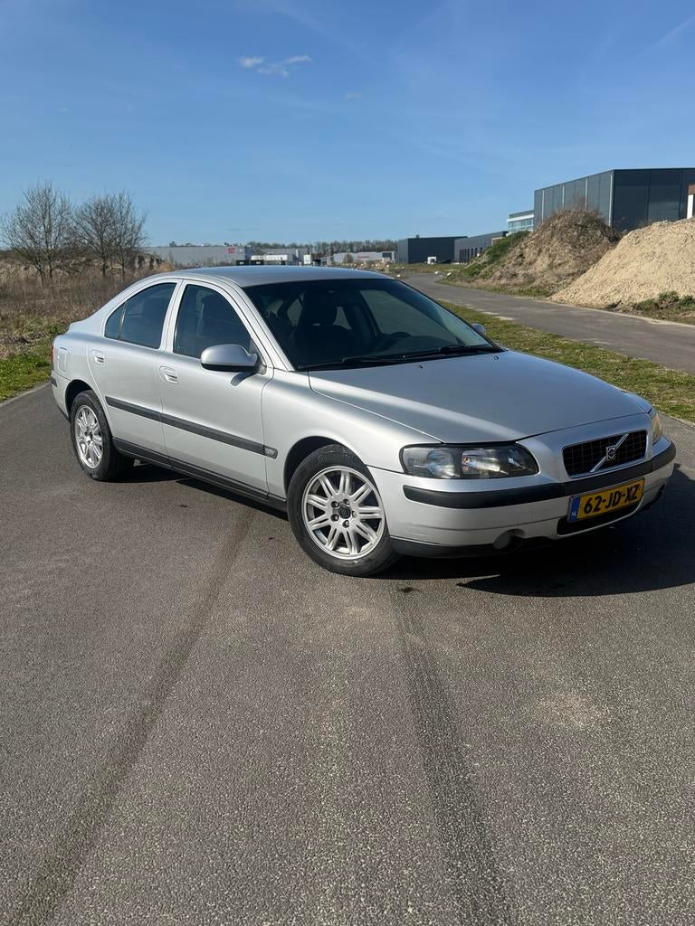 Volvo S60 2.4 140PK 2002 Grijs, Auto's, Volvo, Bedrijf, S60, Benzine, C, Sedan, Handgeschakeld, Origineel Nederlands, Zilver of Grijs