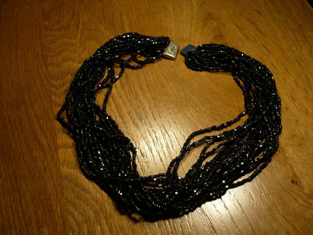 Elegante zwart edelsteen ketting 18 lijnen zilveren sluiting, Ophalen of Verzenden, Zilver, Ketting, Met edelsteen