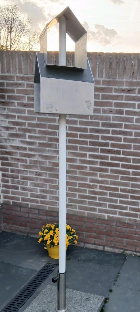 Dubbel Vogelhuisje op paal om te voederen., Ophalen