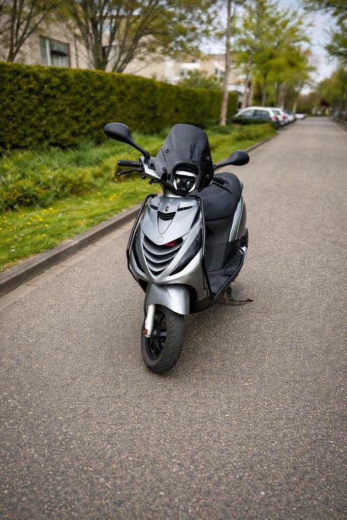 Piaggio Zip iGET 50cc 2019 - Antraciet Grijs - Malossi ECU, Ophalen, Maximaal 45 km/u, Zip, Zo goed als nieuw