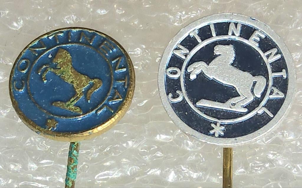 2 Vintage Continental Speldjes - Paard Logo, Verzamelen, Speldjes, Pins en Buttons, Ophalen of Verzenden, Gebruikt, Merk, Speldje of Pin