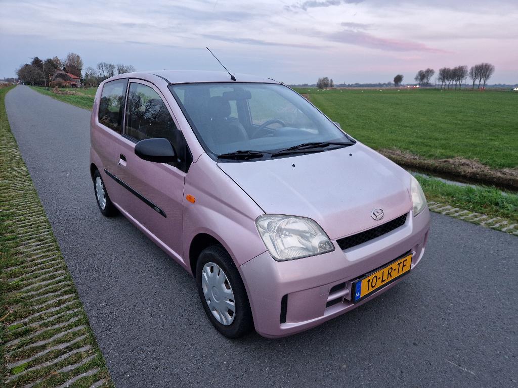 Daihatsu Cuore 1.0 i 12v Nagano Roze Nwe APK Weinig KMtrs, Auto's, Daihatsu, Euro 5, Stof, 600 kg, Cuore