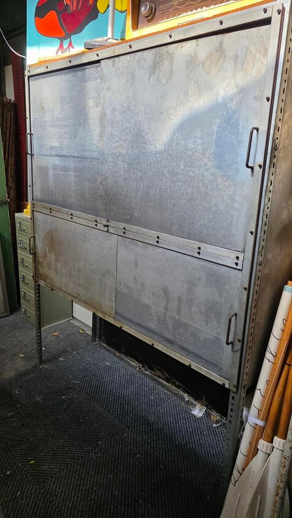 vintage metalen industriele kast uit oude fabriek, Ophalen, Huis en Inrichting