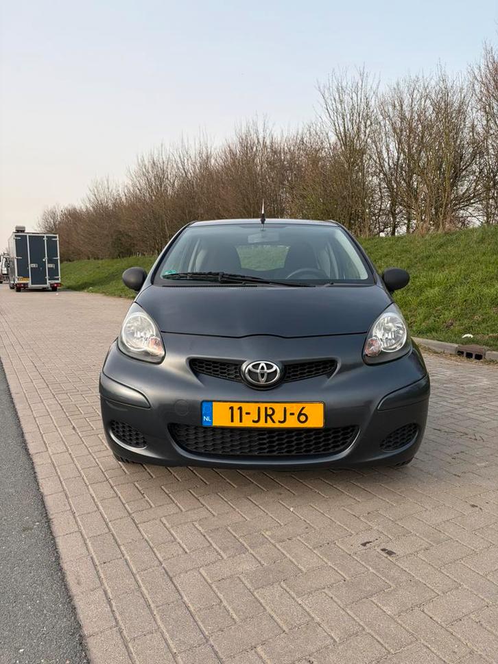 Toyota Aygo 1.0 12V Vvt-i 3DRS MMT 2009 Grijs, Auto's, Toyota, Bedrijf, Aygo, Benzine, A, Hatchback, Handgeschakeld, Origineel Nederlands