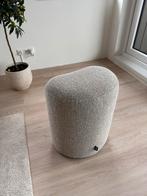 Nieuwe Bouclé Beige Poef / Kruk - Overproductie, Huis en Inrichting, Banken | Voetenbanken en Poefen, Japandi, Minder dan 50 cm