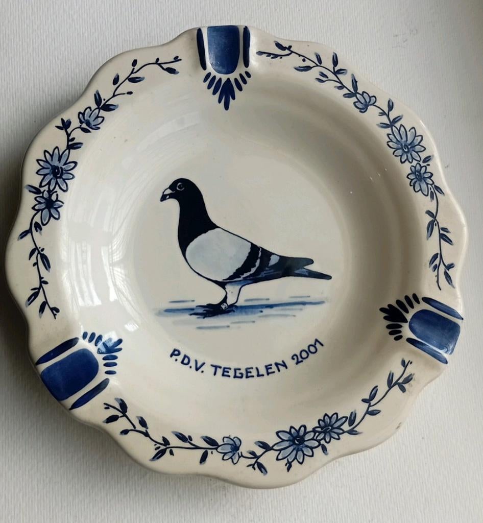 Delfts Blauw Asbak 2001 Handgemaakt Porselein Postduif Venlo, Verzamelen, Ophalen of Verzenden, Zo goed als nieuw, Asbak
