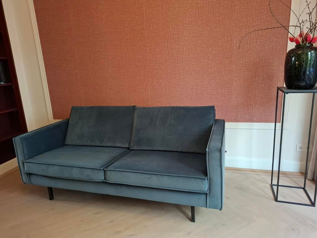 Moderne 2,5-zits bank Be Pure Home petrol met hocker, Huis en Inrichting, Banken | Bankstellen, Ophalen of Verzenden, Zo goed als nieuw