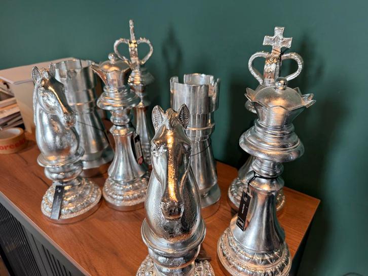Grote decoratieve schaakstukken - Zilverkleurig, Huis en Inrichting, Woonaccessoires | Schalen en Manden, Nieuw, Rond, Ophalen of Verzenden