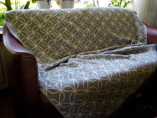 MOOIE GRIJS MET WITTE PLAID /WOONDEKEN .HOME CREATION, Ophalen of Verzenden, Zo goed als nieuw