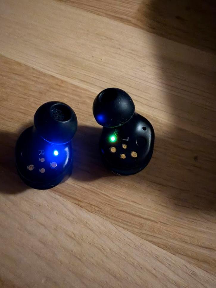 2 sets Sennheiser Momentum 4, Telecommunicatie, Mobiele telefoons | Oordopjes, Gebruikt, Ophalen of Verzenden