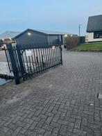 Elektrisch hek met 2 motoren, 11m breed, 160cm hoog, Ophalen, Met poort, Spijlenhekwerk, Zo goed als nieuw