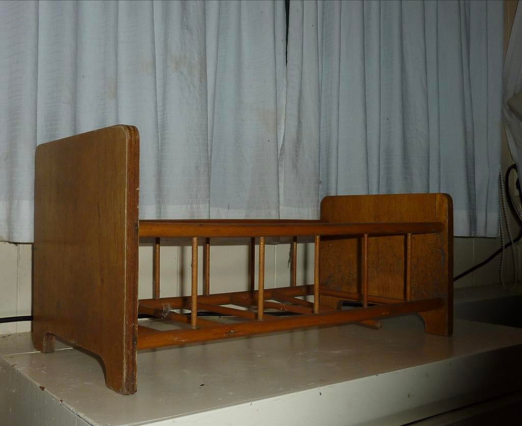 Vintage houten poppenbedje jaren '30/'40, Ophalen of Verzenden, Gebruikt, Toebehoren