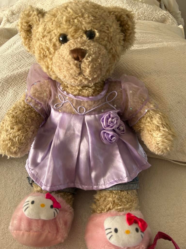 Build a Bear knuffelbeer met kleding en Hello Kitty schoenen, Overige karakters, Beer, Ophalen of Verzenden, Zo goed als nieuw