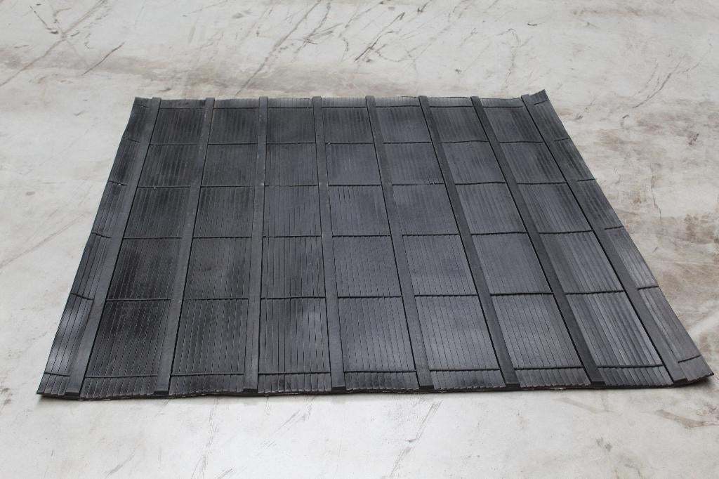 oploopklepmat trailermat paardentrailer rubbermat, 2 of 3 paarden of pony's