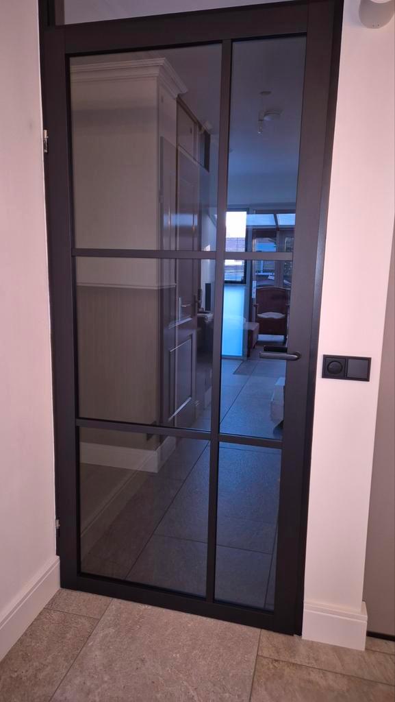 Massieve diepzwarte opdekdeur met rookglas, linksdraaiend, Doe-het-zelf en Verbouw, Deuren en Horren, Zo goed als nieuw, Binnendeur