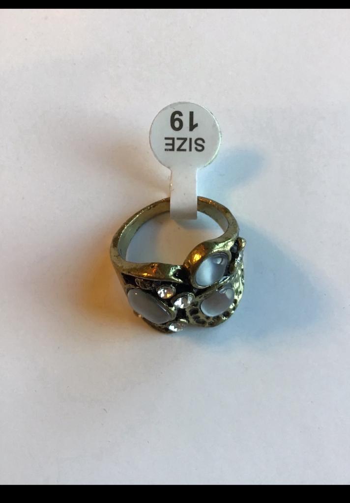 Goudkleurige ring met kleine grijze steentjes, mt 19, koper., Ophalen of Verzenden, Zo goed als nieuw, Goud, Dame