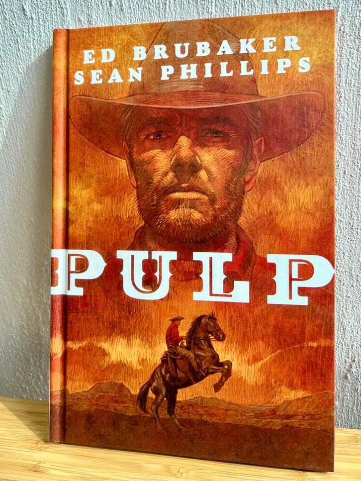 Pulp hardcover - brubaker €25 incl. Verzenden, Boeken, Strips | Comics, Zo goed als nieuw, Eén comic, Amerika, Ophalen of Verzenden