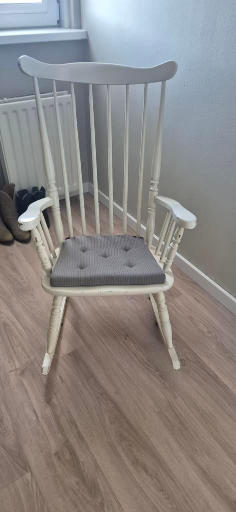 Witte schommelstoel, Huis en Inrichting, Stoelen, Wit, Ophalen of Verzenden, Zo goed als nieuw, Eén