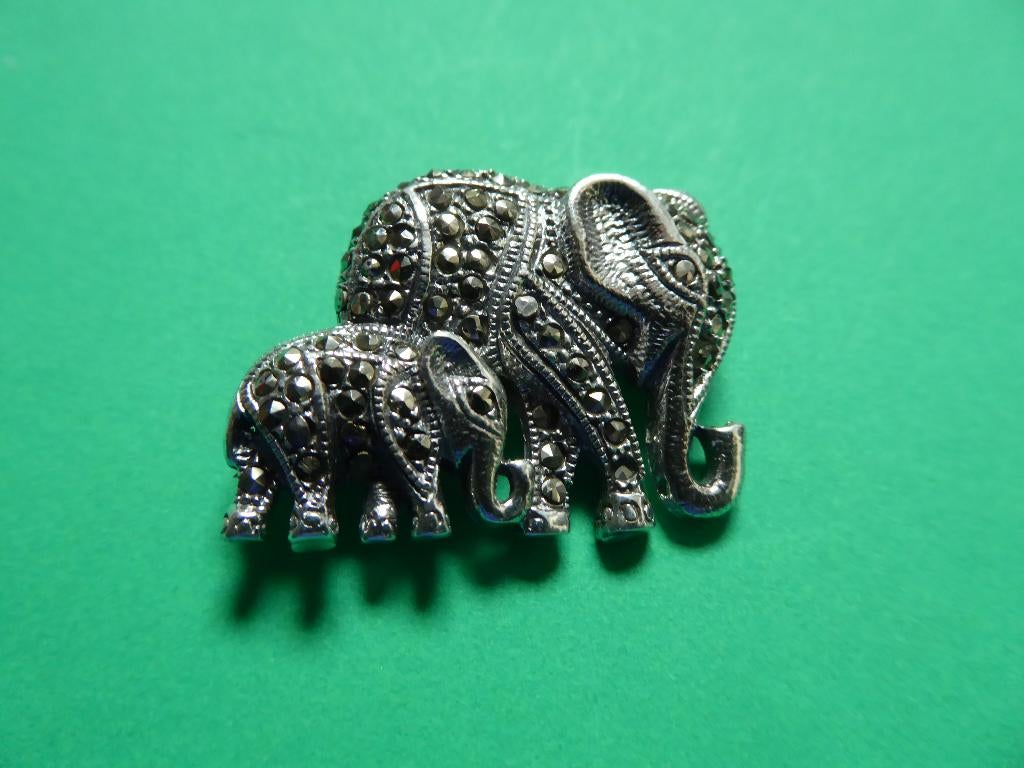 Mooie Zilveren Broche met Markasietjes - Moeder Olifant en j, Sieraden, Tassen en Uiterlijk, Antieke sieraden, Verzenden, Zilver