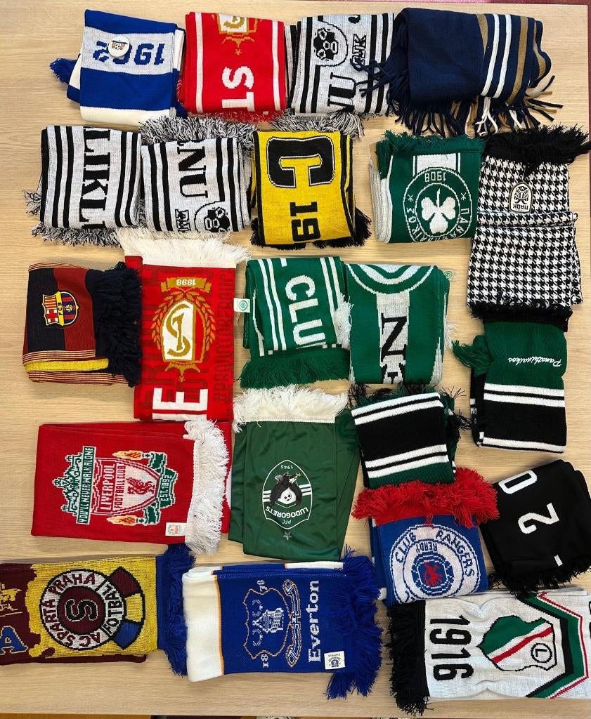 Verzameling voetbalsjaals 22 stuks - sjaal voetbal, Maat XL, Ophalen of Verzenden, Zo goed als nieuw, Clubaccessoires