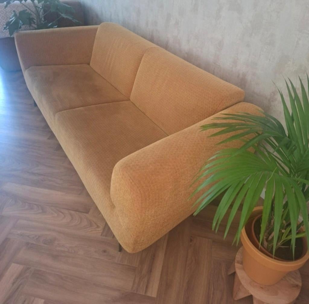 Yellow Mellow Okergele bank, Huis en Inrichting, Banken | Bankstellen, Ophalen, Gebruikt, Vintage, Driepersoons