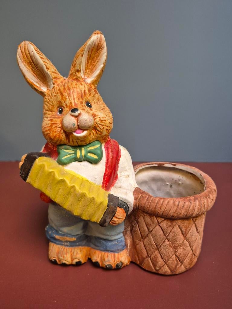 Konijn met accordeon en plantenbakje, Verzamelen, Beelden en Beeldjes, Ophalen of Verzenden, Dier