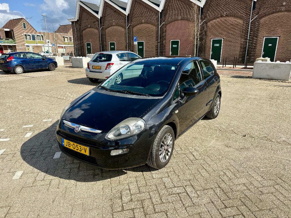 Fiat Punto 1.2Grande 2011 Zwart; APK t/m Feb27, Auto's, Fiat, Voorwielaandrijving, Euro 5, Stof, 40 €/maand