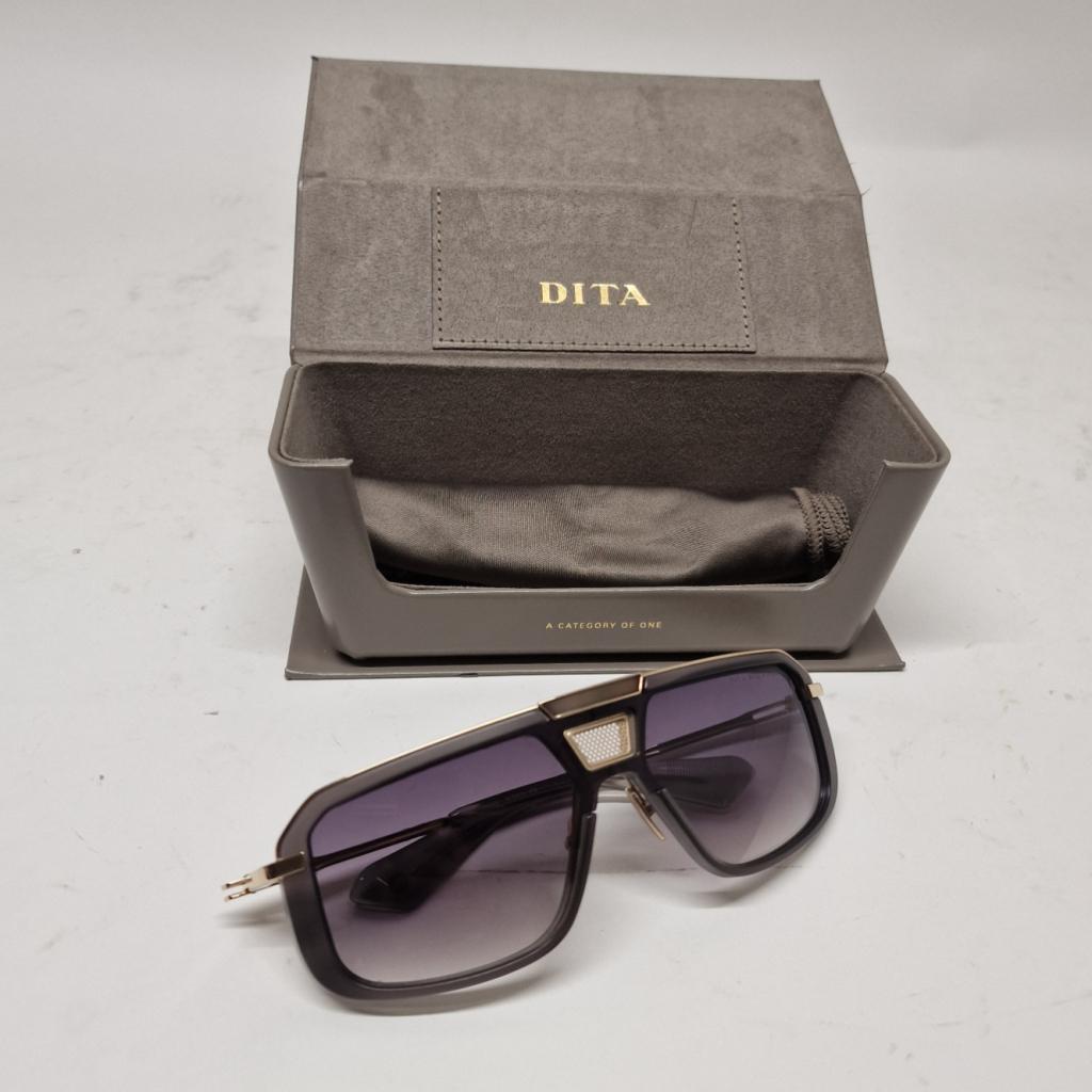 Dita Eyewear Mach-8 zonnebril | Nette staat, Dita, Zo goed als nieuw, Support@dita.com, 9191 Irvine Center Drive, Suite 300
Irvine, CA 92618
USA