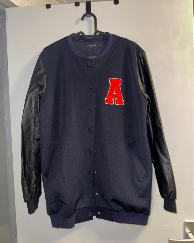 Jubylee bomberjack met letter A, Kleding | Dames, Ophalen of Verzenden, Nieuw, Maat 38/40 (M), Blauw