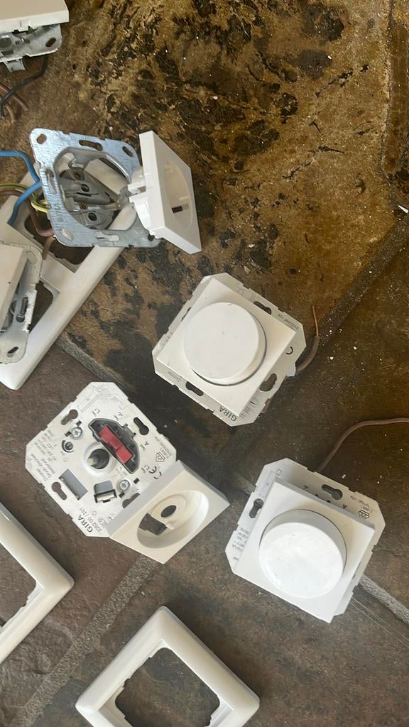 Partij Gira inbouw wandcontactdozen en dimmers, Doe-het-zelf en Verbouw, Elektra en Kabels, Ophalen, Gebruikt, Stopcontact