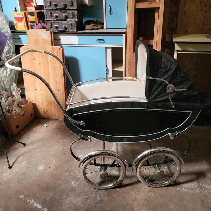 Oude kinderwagen, zwart, chroom, met matras en nieuwe banden, Kinderen en Baby's, Kinderwagens en Combinaties, Overige merken