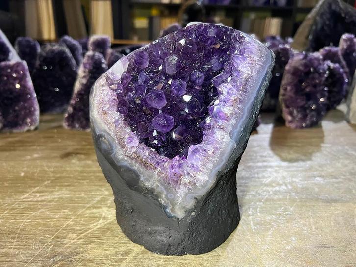 Amethist cluster op betonnen voet (57) diep paars van kleur!, Verzamelen, Mineralen en Fossielen, Mineraal, Ophalen of Verzenden