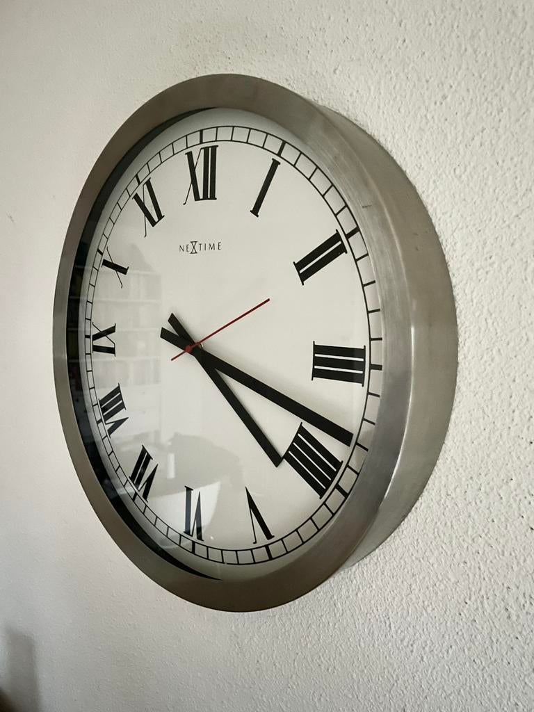 Nextime Nexttime grote wandklok 44 cm. / 6,5 cm. dik RVS, Ophalen of Verzenden, Zo goed als nieuw, Analoog, Wandklok