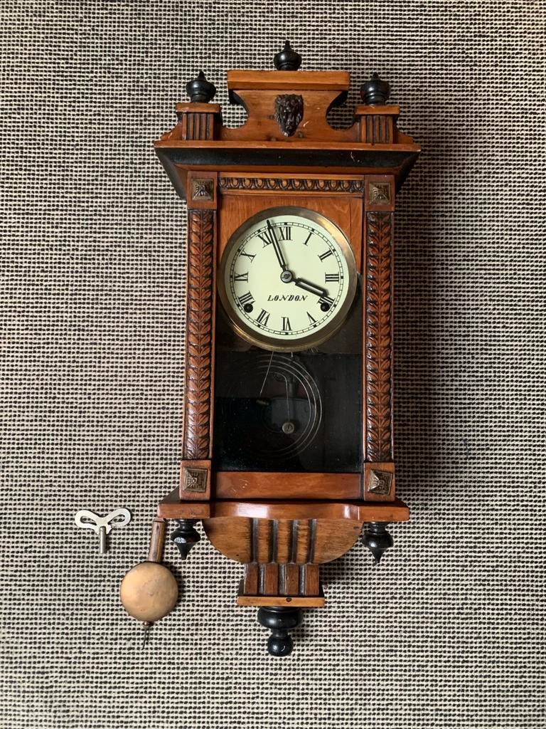 Antieke slinger klok, Ophalen