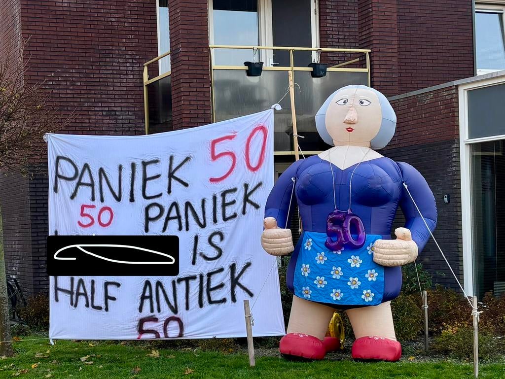 Te huur opblaas SARA SARAH in Urk (Flevoland) 50 jaar, Hobby en Vrije tijd, Feestartikelen | Verhuur, Zo goed als nieuw, Abraham of Sarah