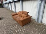 Cognac kleurige 2-zits bank met verstelbare hoofdsteunen, Ophalen, Zo goed als nieuw