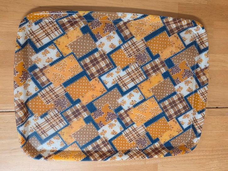 Retro Dienblad met Patchwork Patroon, Huis en Inrichting, Woonaccessoires | Dienbladen, Gebruikt, Kunststof, Vierkant, Ophalen of Verzenden