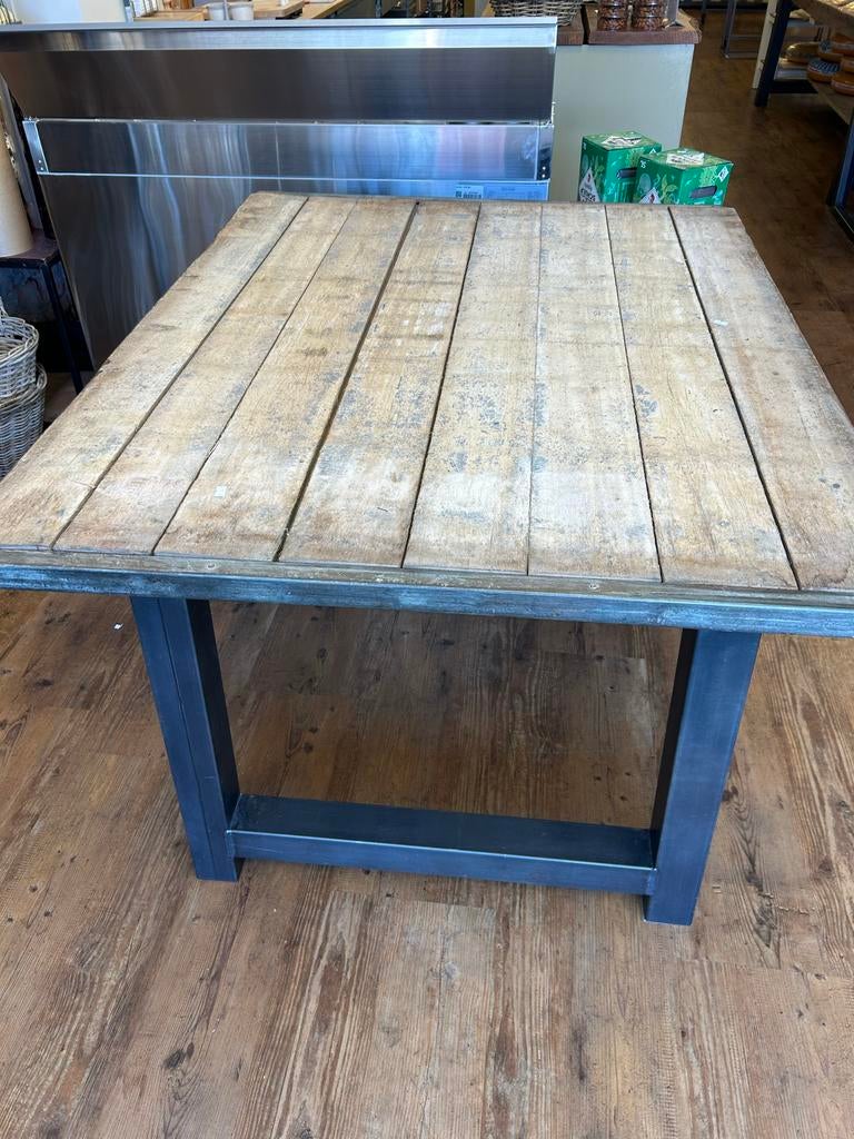 Robuuste houten tafel met metalen onderstel, Ophalen, Gebruikt, Rechthoekig, Hout