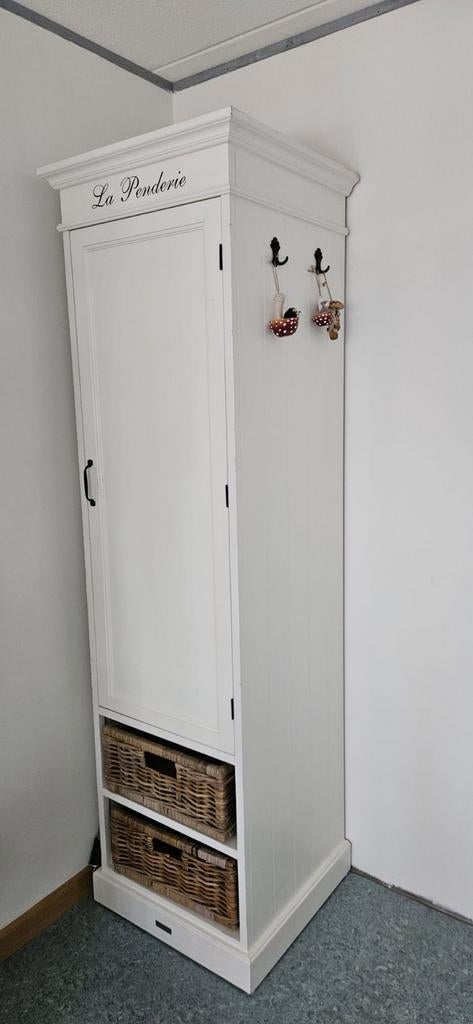 Hoge witte kinderkledingkast met rieten manden, Ophalen, Gebruikt, 105 cm of meer, Minder dan 50 cm
