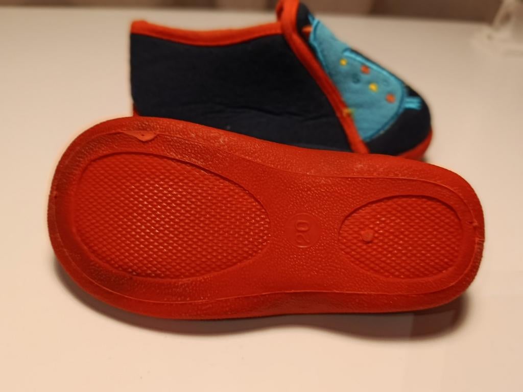 Leuke babyslofjes met dinosaurus, maat 20, Kinderen en Baby's, Babykleding | Schoentjes en Sokjes, Slofjes, Gebruikt, Jongetje of Meisje