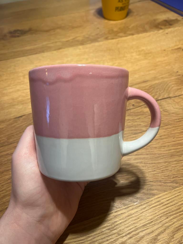 Roze en wit keramieken mok, Gebruikt, Keramiek, Ophalen of Verzenden, Effen