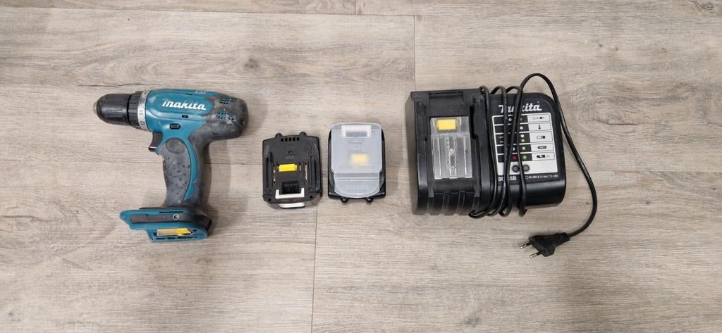 Makita Accuboormachine BDF343 met 2 accu's en lader DC18SD, Doe-het-zelf en Verbouw, Gereedschap | Boormachines, Gebruikt, Variabele snelheid
