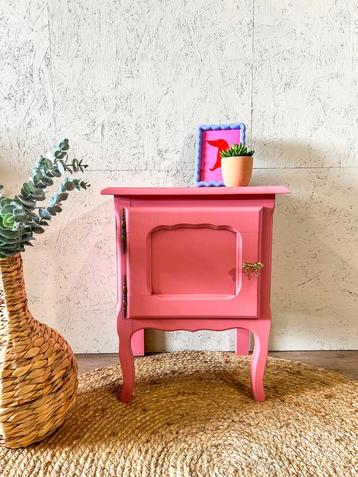 Nachtkastje vintage in roze beschikbaar voor biedingen