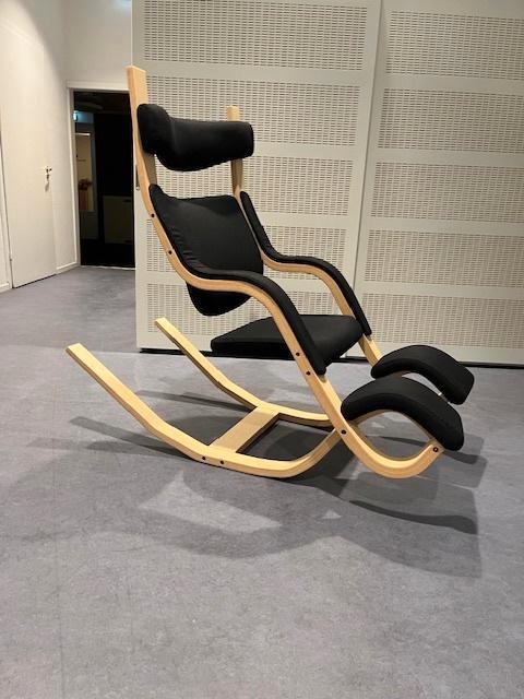 Varier Gravity demo stoel, Huis en Inrichting, Stoelen, Zo goed als nieuw, Eén, Hout, Stof, Zwart, Ophalen