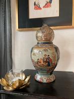 Chinese vaas met goud afgewerkt., Ophalen of Verzenden