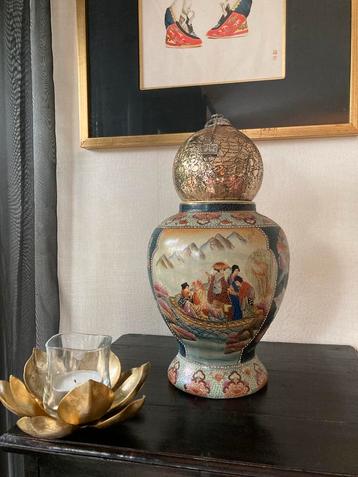 Chinese vaas met goud afgewerkt. beschikbaar voor biedingen