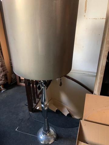 Staande grote scheerlamp